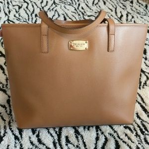 NWT Micheal Kors Jet Set Handbag